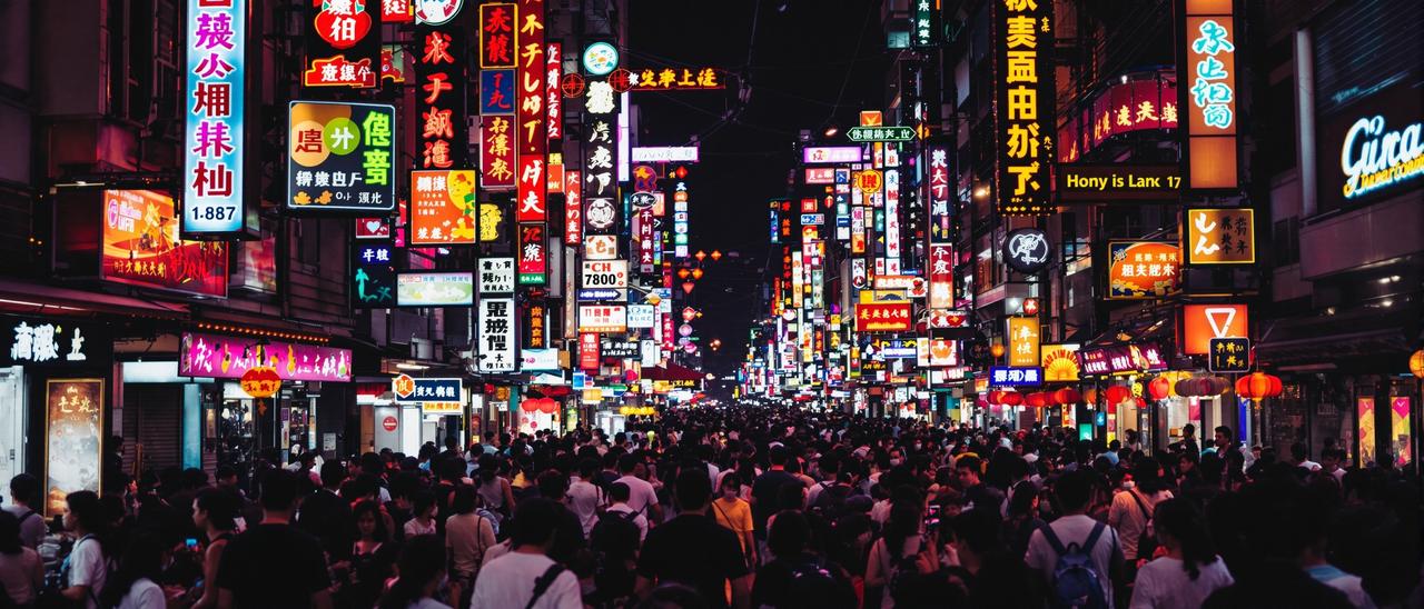 某流量明星恋情实锤！与圈外女友街头拥吻被拍